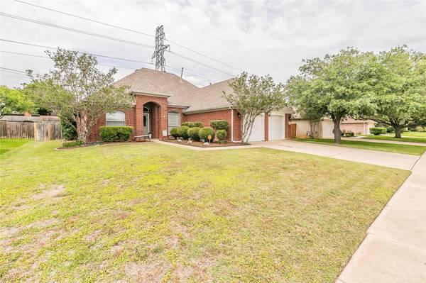 484 Shade Tree Circle, Hurst, TX 76054