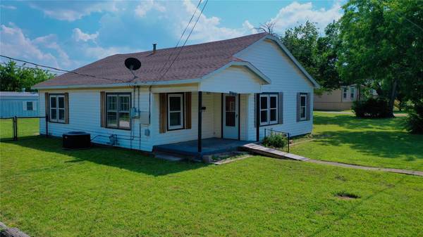 414 E Locust Street, Nocona, TX 76255