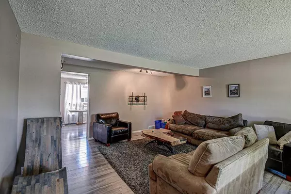 Calgary, AB t2j6e6,892 Queensland DR SE