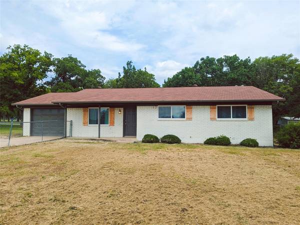 104 Honeysuckle Road, Paradise, TX 76073