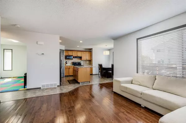 Calgary, AB T3J 3Y5,12 Coral Reef Link NE