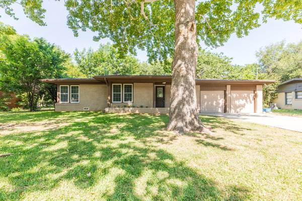 1112 Warden Street, Benbrook, TX 76126