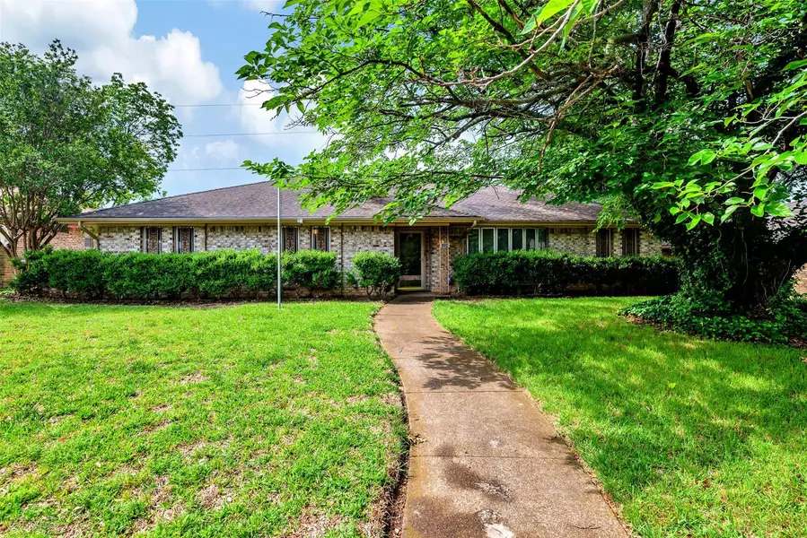 1026 Hunters Creek Drive, Desoto, TX 75115