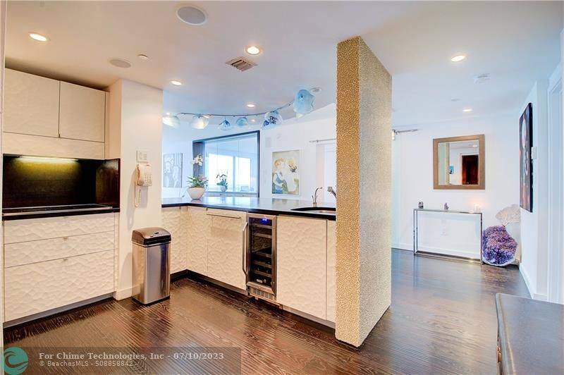 Miami Beach, FL 33141,6801 Collins Ave  #CL16