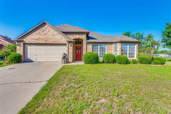 2821 Lakeside Drive, Burleson, TX 76028