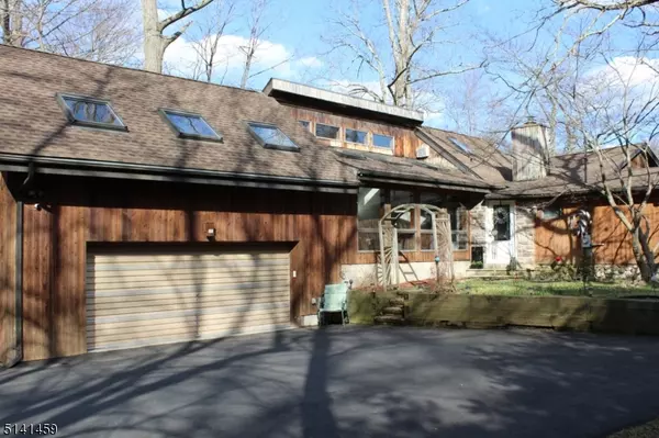 211 Squaw Trl, Hopatcong Boro, NJ 07821