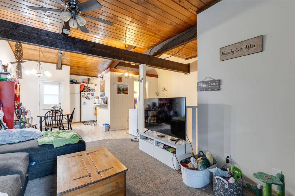 Calgary, AB T2V 4E4,138 Oaktree LN SW