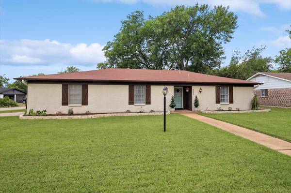 922 Kerry Street, Benbrook, TX 76126