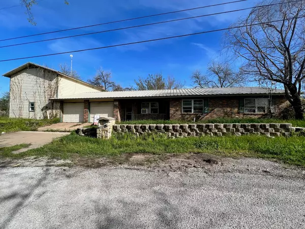 901 W College Avenue,  Comanche,  TX 76442