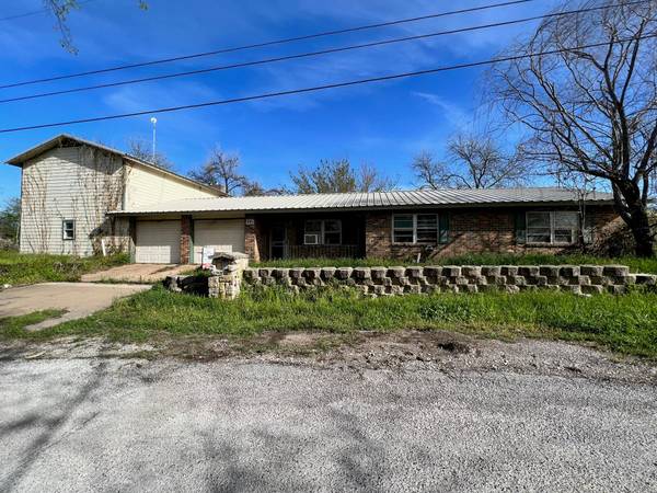 901 W College Avenue, Comanche, TX 76442