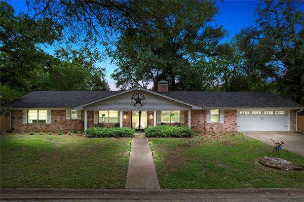 725 W Blair St.,  Mineola,  TX 75773