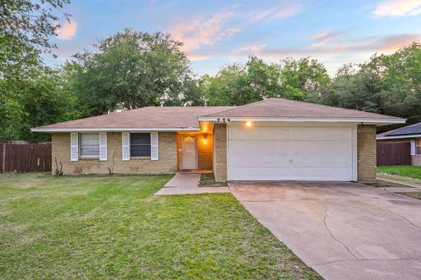 219 Evelyn Street, Desoto, TX 75115