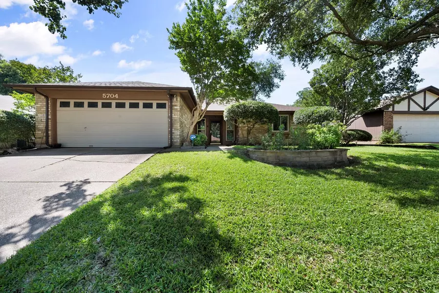 5704 Valley Meadow Drive, Arlington, TX 76016