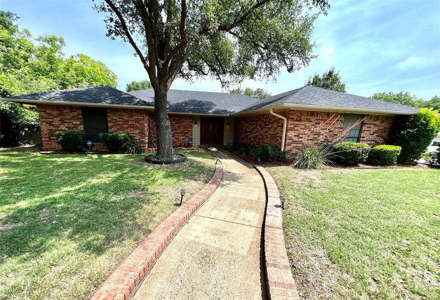 408 Meadowhill Drive, Benbrook, TX 76126