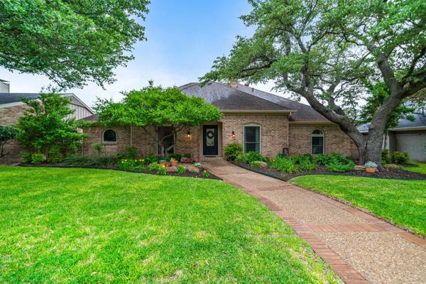 228 Woodcrest Drive, Richardson, TX 75080