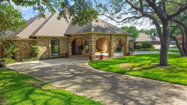 6717 Deep Valley Lane, Fort Worth, TX 76132