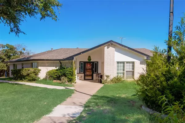 1005 Parlay Circle, Dallas, TX 75211