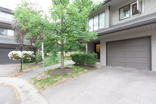 Calgary, AB T3B 4W3,140 Point DR NW #17