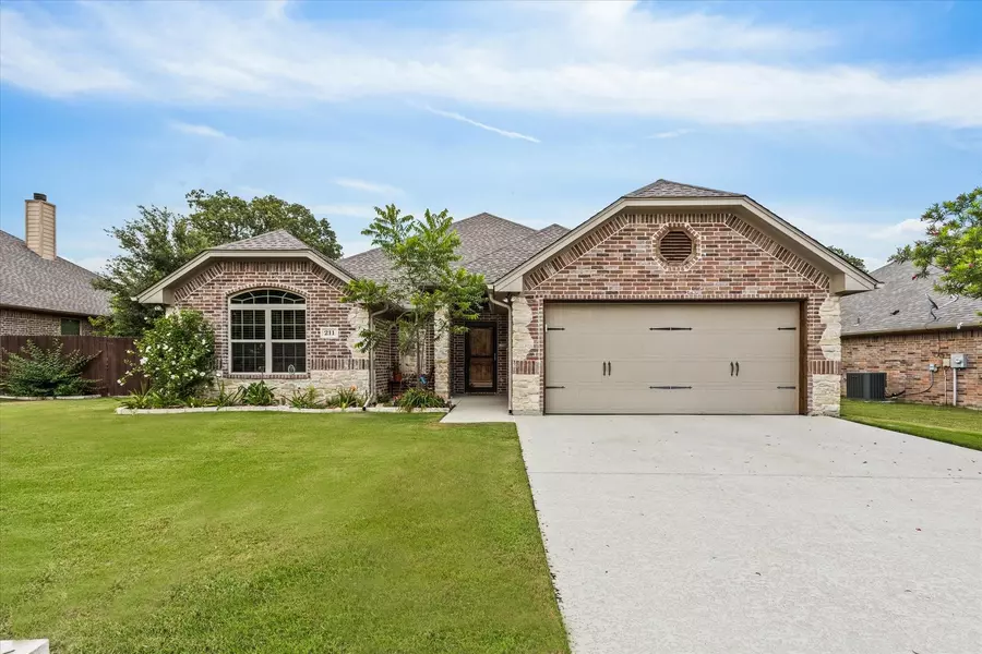 211 Donna Circle, Granbury, TX 76049