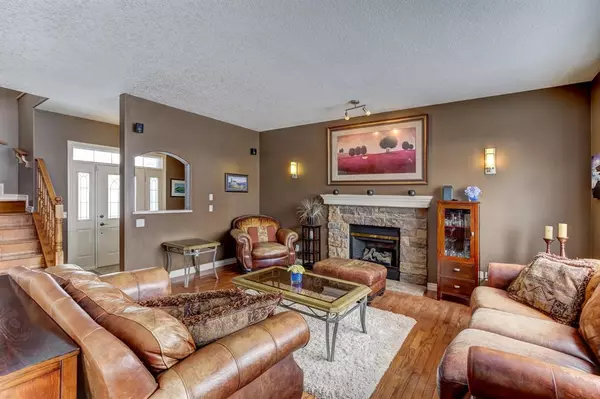 Airdrie, AB T4B 2W2,717 Woodside Bay NW