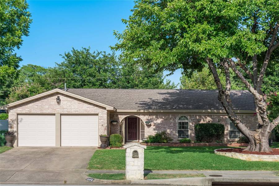 2204 Hurstview Drive, Hurst, TX 76054