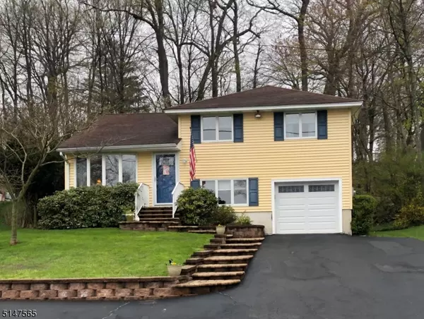 582 Eric Ln, Mount Arlington Boro, NJ 07850