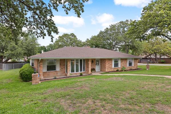 2836 Winterhaven Drive, Hurst, TX 76054