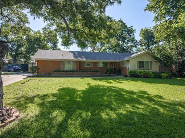 3917 Marys Creek Drive, Benbrook, TX 76116