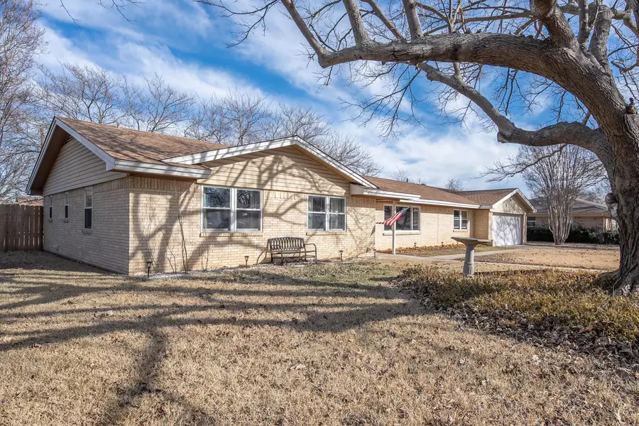 301 S Ables Street, Granbury, TX 76048