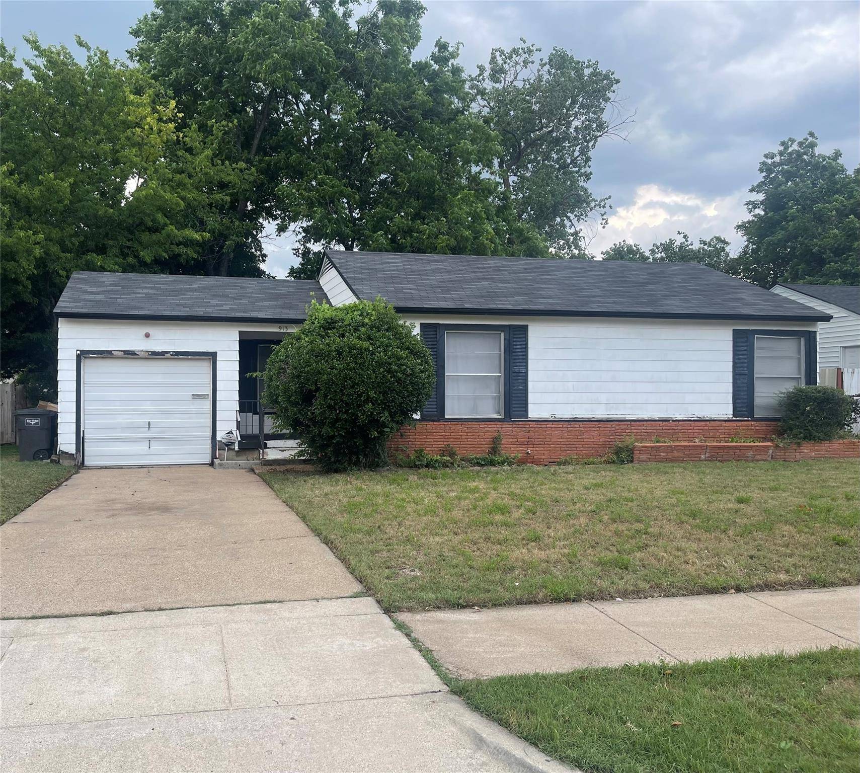 913 Vicki Lane, Fort Worth, TX 76104