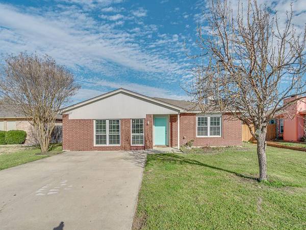 824 Mccully Street, White Settlement, TX 76108