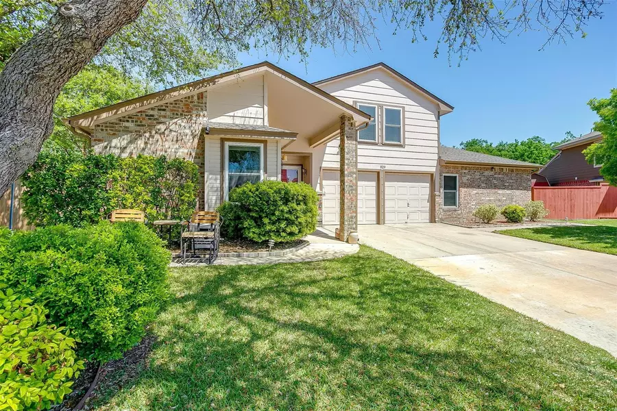 829 Colson Drive, Arlington, TX 76002