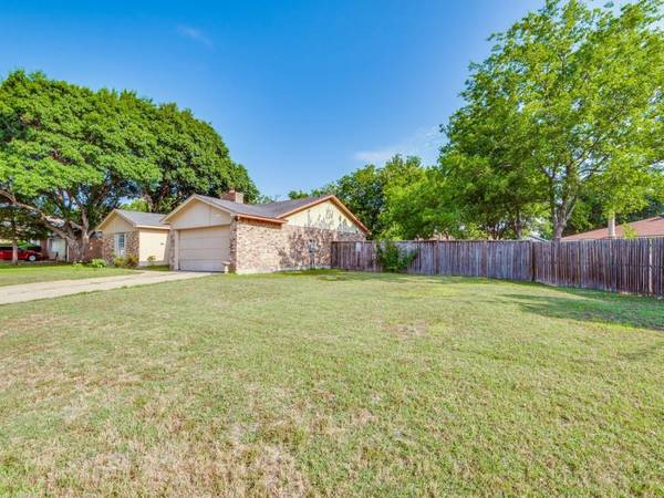 806 Wendy Drive, Grand Prairie, TX 75052