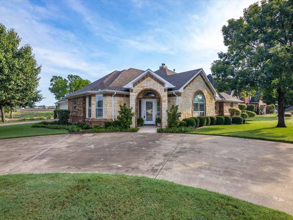 910 Woodcrest Drive, Ennis, TX 75119