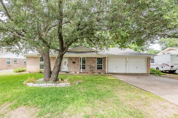 805 Livingston Drive, Hurst, TX 76053