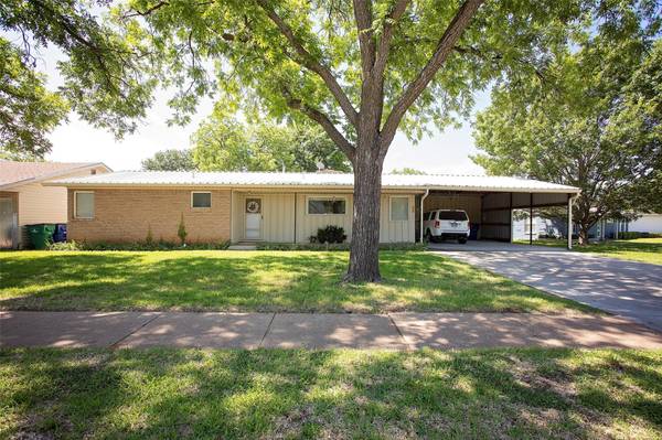 1304 Corto Street, Graham, TX 76450