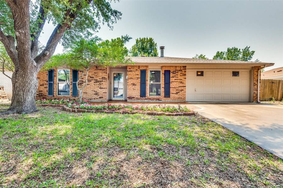 313 Clearwood Drive, Grand Prairie, TX 75052