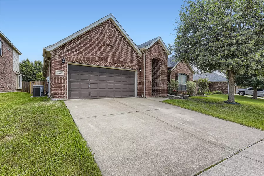 933 Yucca Court, Burleson, TX 76028