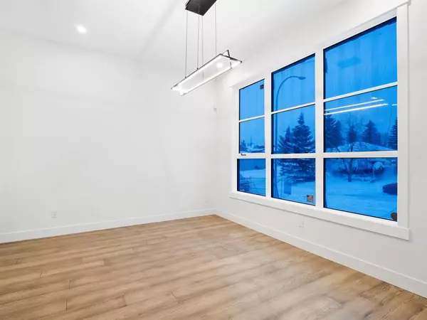 Calgary, AB T2M 2A5,208 25 AVE NW