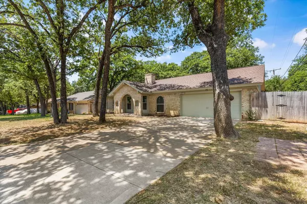 421 Twin Creek Drive, Hurst, TX 76053