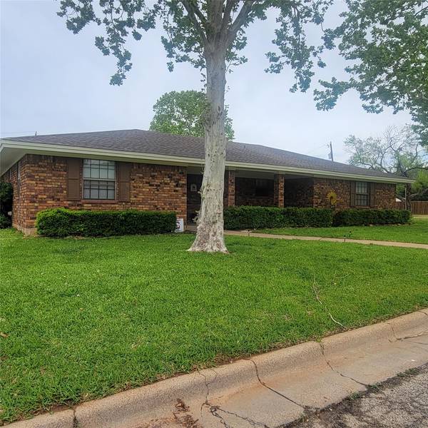 1404 Tanglewood Drive, Graham, TX 76450