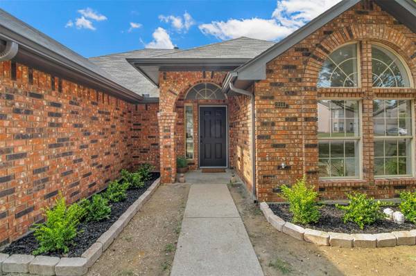 916 Clover Hill Lane,  Cedar Hill,  TX 75104