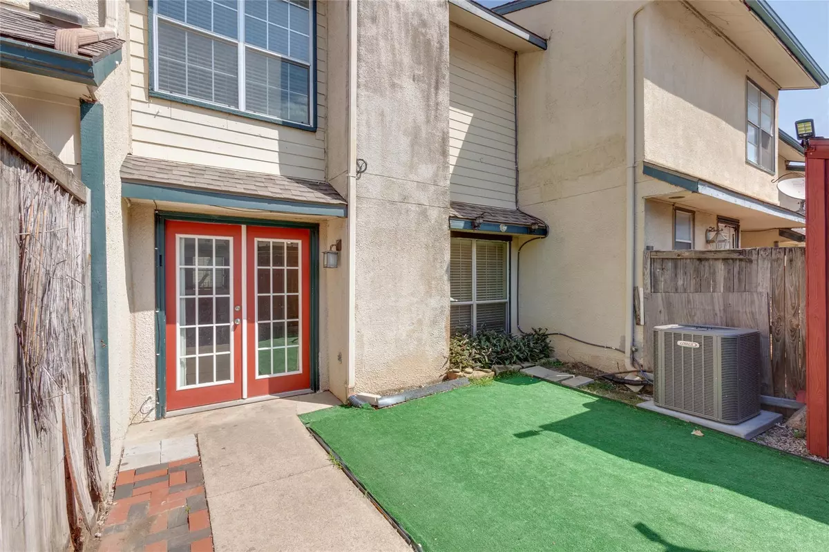 Dallas, TX 75231,7145 Fair Oaks Avenue #37