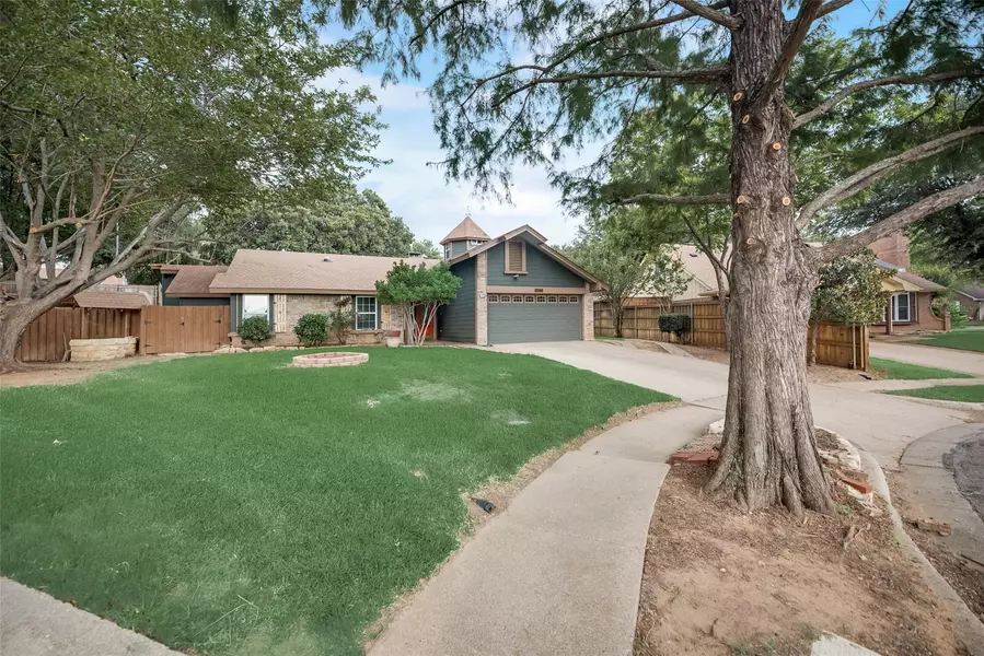 2819 Glen Hollow Circle, Arlington, TX 76016