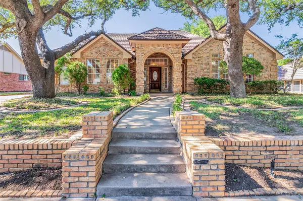 829 Saddlebrook Drive N, Bedford, TX 76021