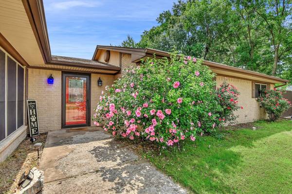 2004 Red Bird Circle,  Bonham,  TX 75418