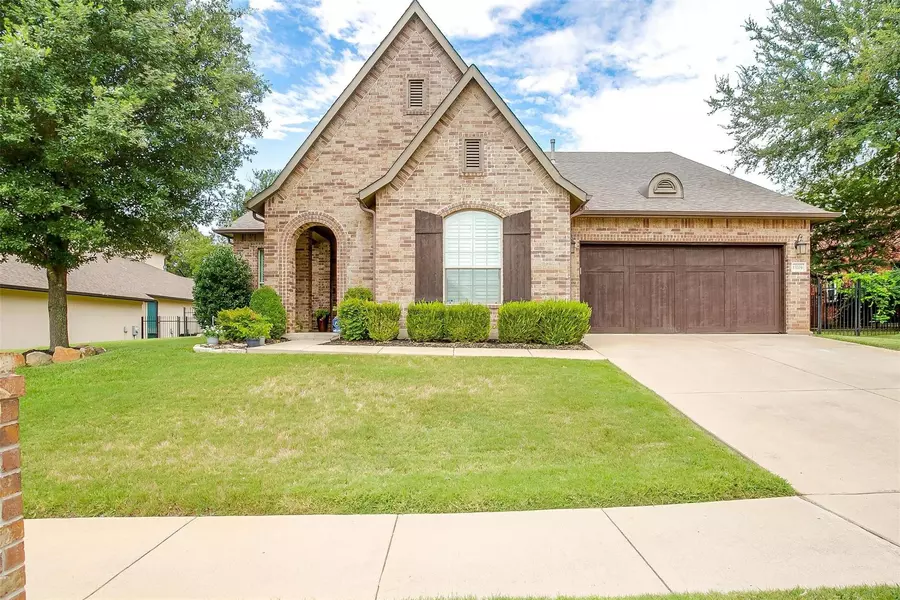 13704 Southern Oaks Drive, Fort Worth, TX 76028