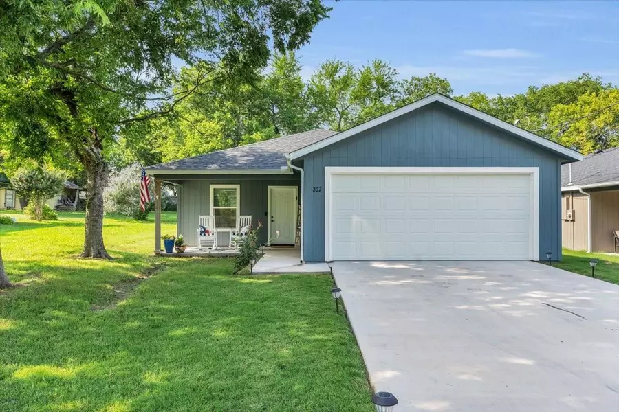 202 W Elm Street, Whitewright, TX 75491