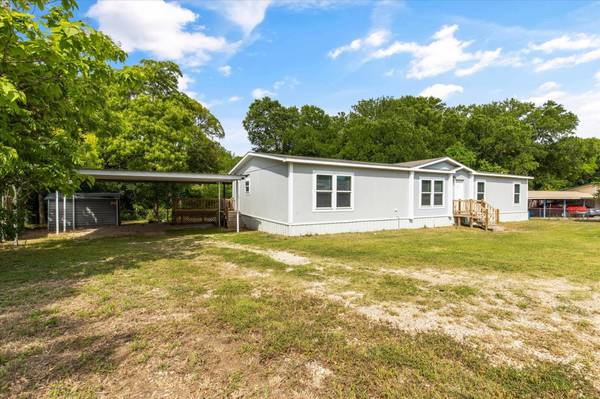 1011 High Meadow Drive, Pecan Hill, TX 75165