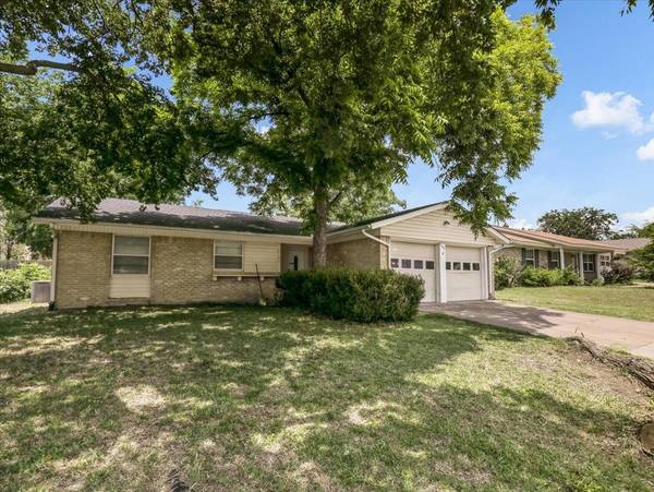 2104 Valleywood Drive, Carrollton, TX 75006